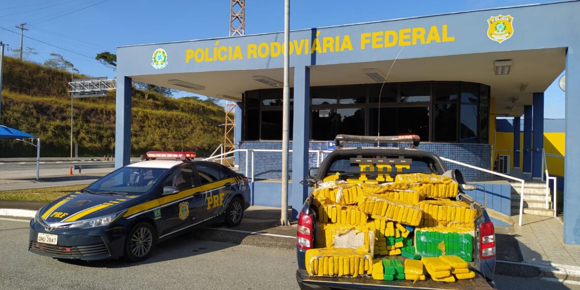 PRF apreende cerca de 366 kg de maconha e recupera veículo em rodovia de MG