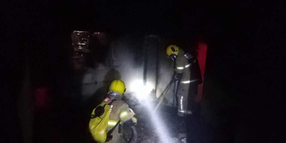 Bombeiros de Poços de Caldas combatem incêndio em casa abandonada