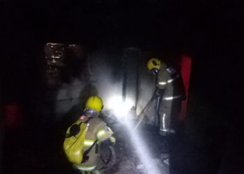 Bombeiros de Poços de Caldas combatem incêndio em casa abandonada