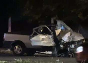 Motorista fica ferido após bater caminhonete em mourões de cimento em Poços de Caldas