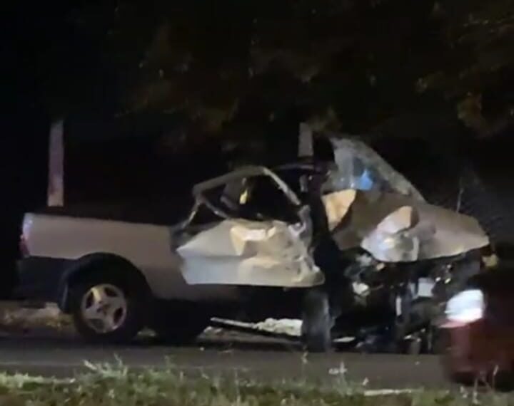 Motorista fica ferido após bater caminhonete em mourões de cimento em Poços de Caldas