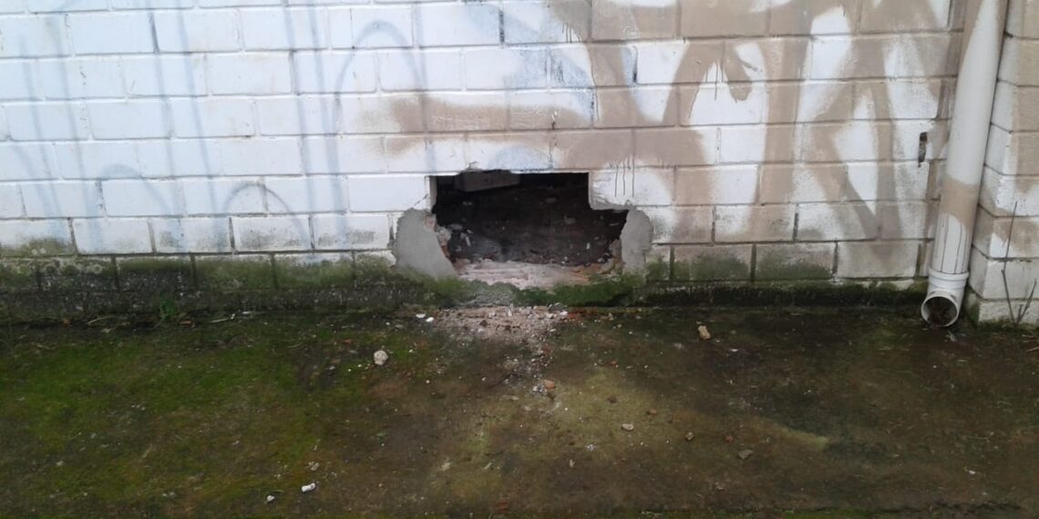 Criminosos fazem buracos em paredes e invadem agência bancária na zona sul de Poços de Caldas