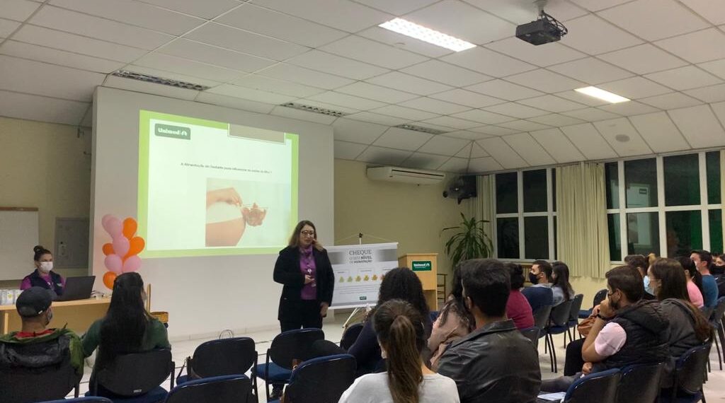 Mulheres recebem curso gratuito sobre gestação e cuidados com recém-nascido