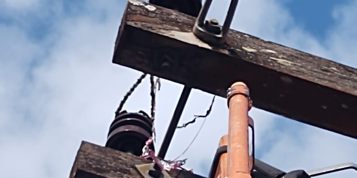 Pipa na rede elétrica causa apagão em bairro de Poços de Caldas