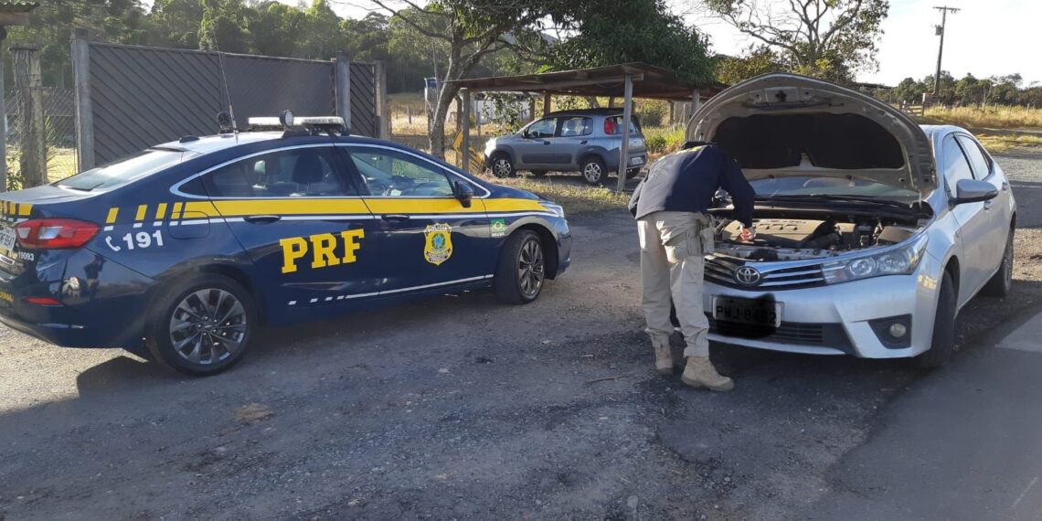 PRF recupera veículo roubado durante abordagem em Poços de Caldas