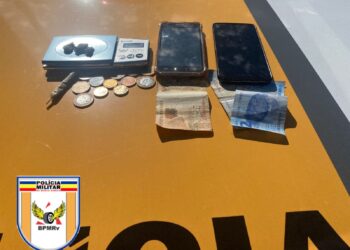 Condutor inabilitado e passageiro são detidos com droga em Campestre