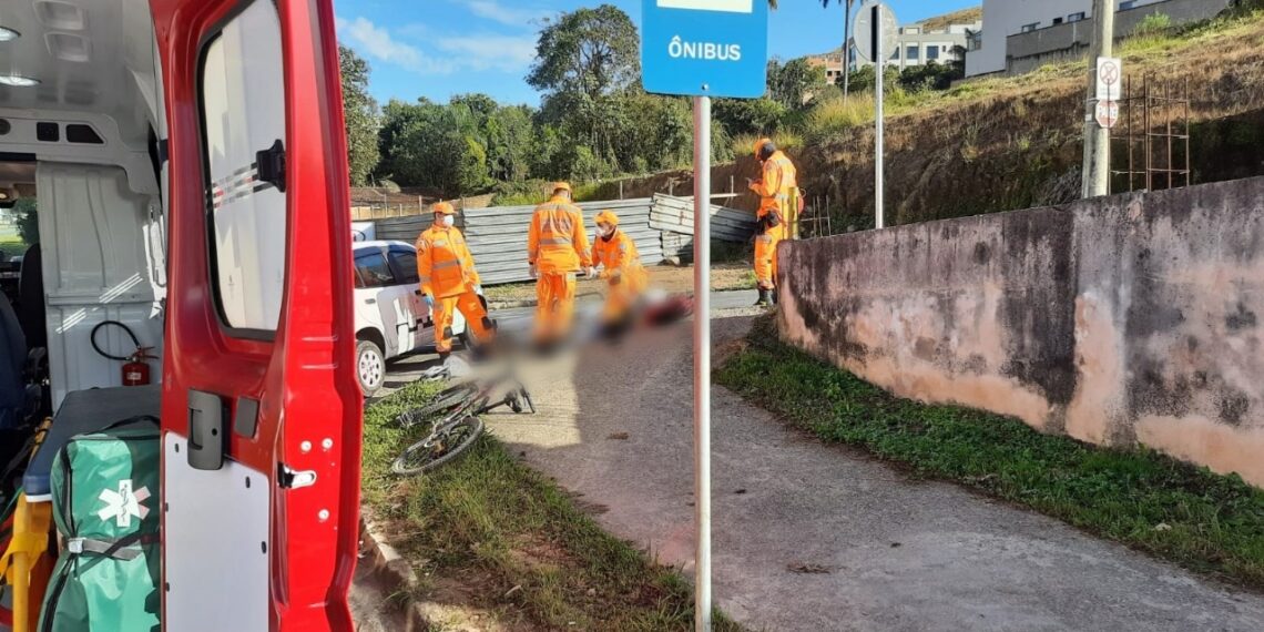 Ciclista fica ferido após atingir lateral de carro em Poços de Caldas