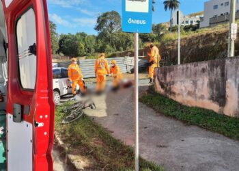 Ciclista fica ferido após atingir lateral de carro em Poços de Caldas