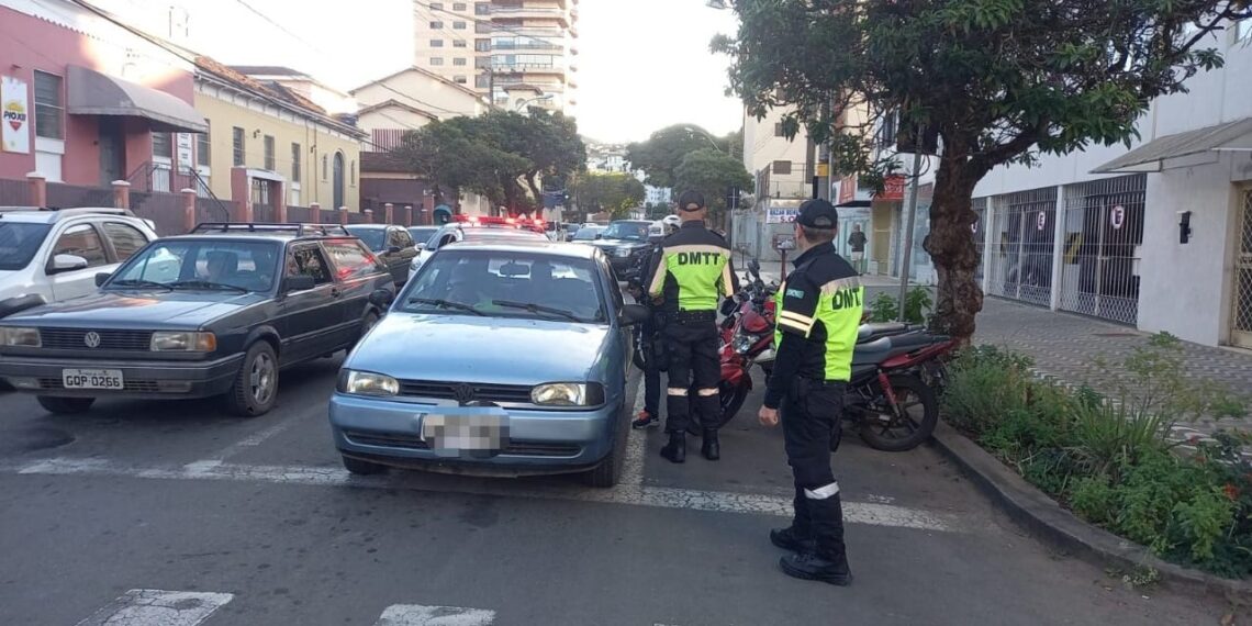 Condutor bêbado faz zigue-zague perto de procissão e acaba preso em Poços