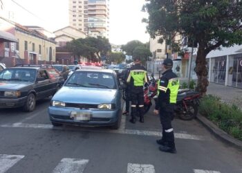 Condutor bêbado faz zigue-zague perto de procissão e acaba preso em Poços