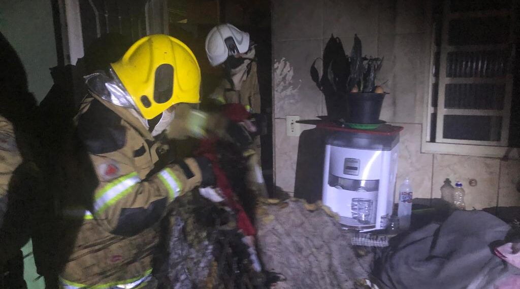 Bombeiros combatem princípio de incêndio em casa em Poços de Caldas