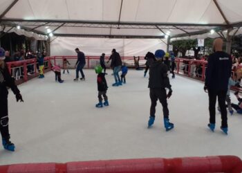 Pista de patinação de gelo é atração de inverno em Poços de Caldas