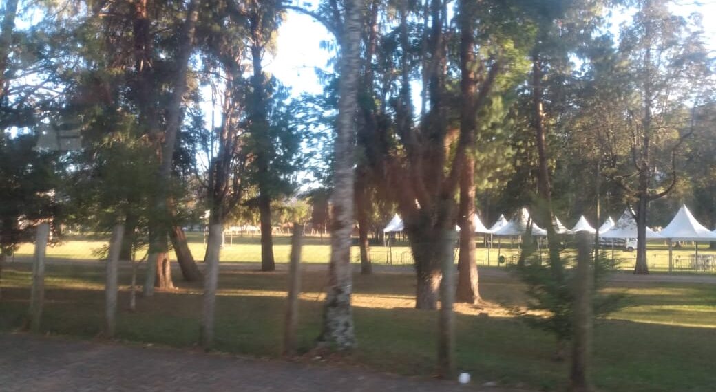 Entrada de garrafas de vidro e materiais perfurocortantes é proibida no Arraiá na Praça