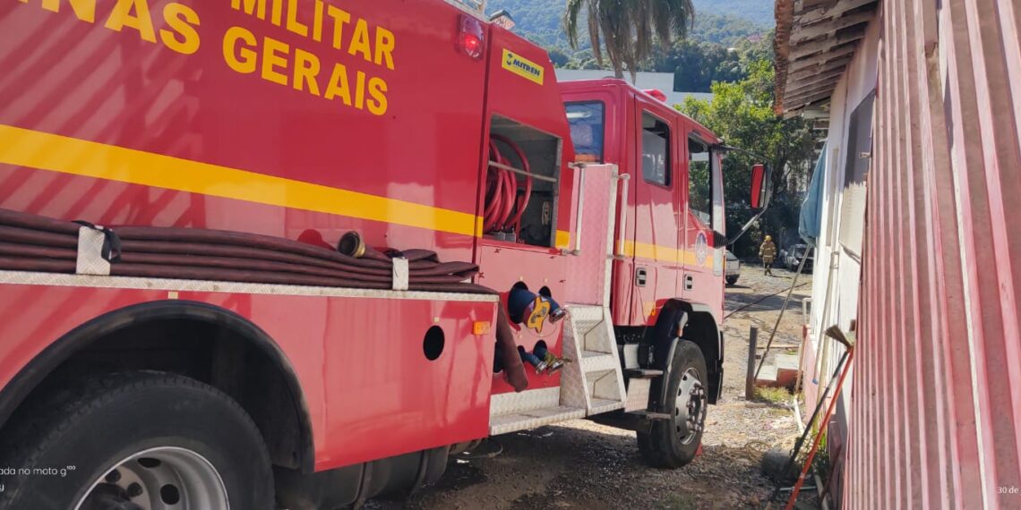 Veículo pega fogo na região leste de Poços de Caldas