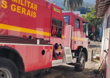 Veículo pega fogo na região leste de Poços de Caldas