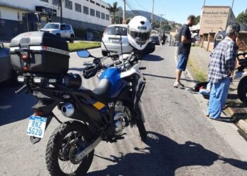 Acidente entre moto e carro deixa dois feridos em Poços