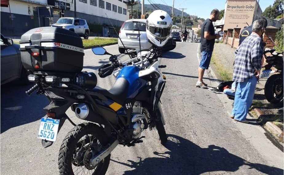 Acidente entre moto e carro deixa dois feridos em Poços