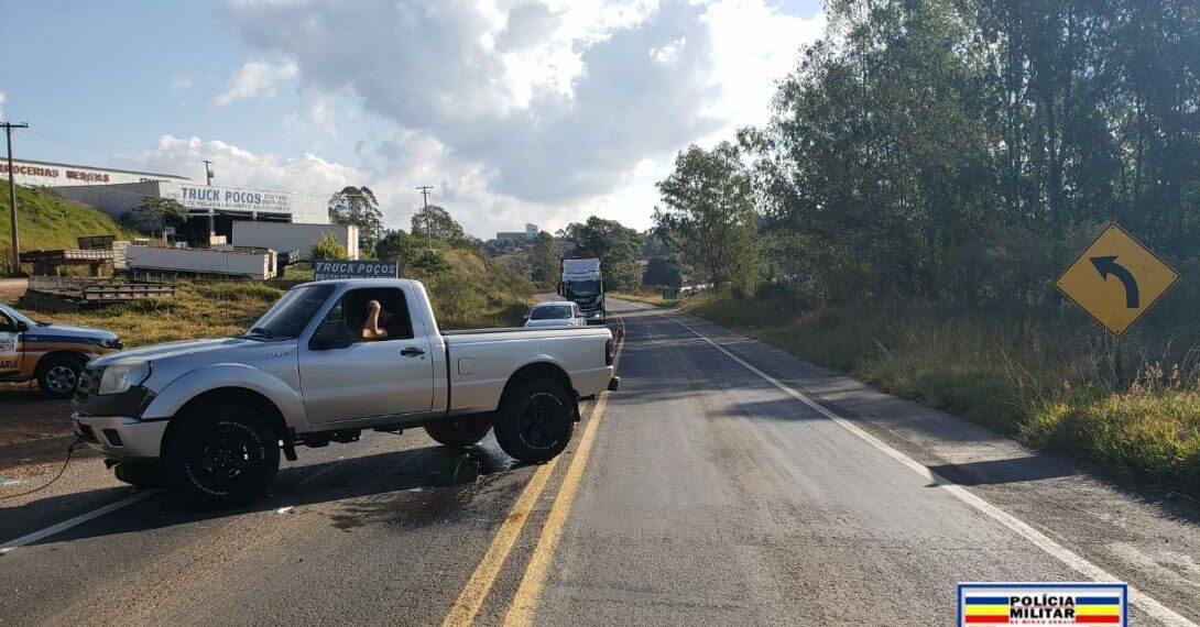 Acidente é registrado na Rodovia do Contorno em Poços; um dos condutores estava embriagado