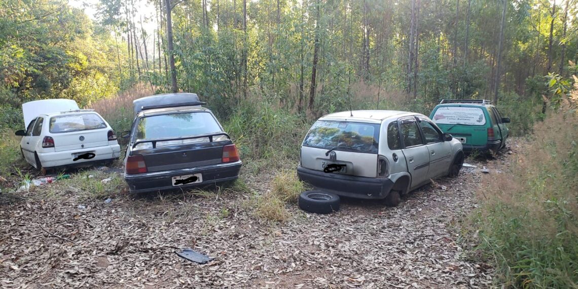 Quatro veículos são encontrados abandonados próximos ao aterro sanitário em Poços de Caldas