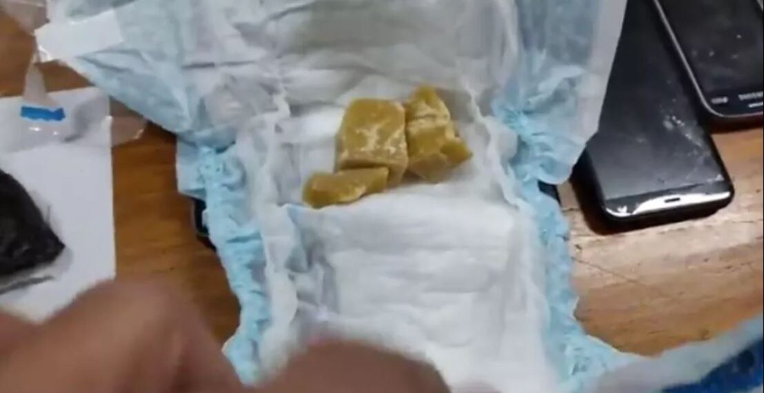 Casal que escondia droga em fralda de bebê acaba preso por tráfico