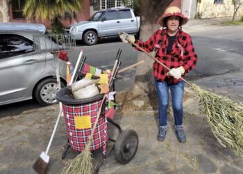 Gari de Poços de Caldas esbanja simpatia usando roupas e carrinho de enfeites juninos