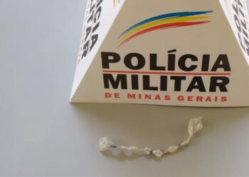 Homem tenta engolir pedras de crack, mas acaba preso pela PM em Botelhos-MG