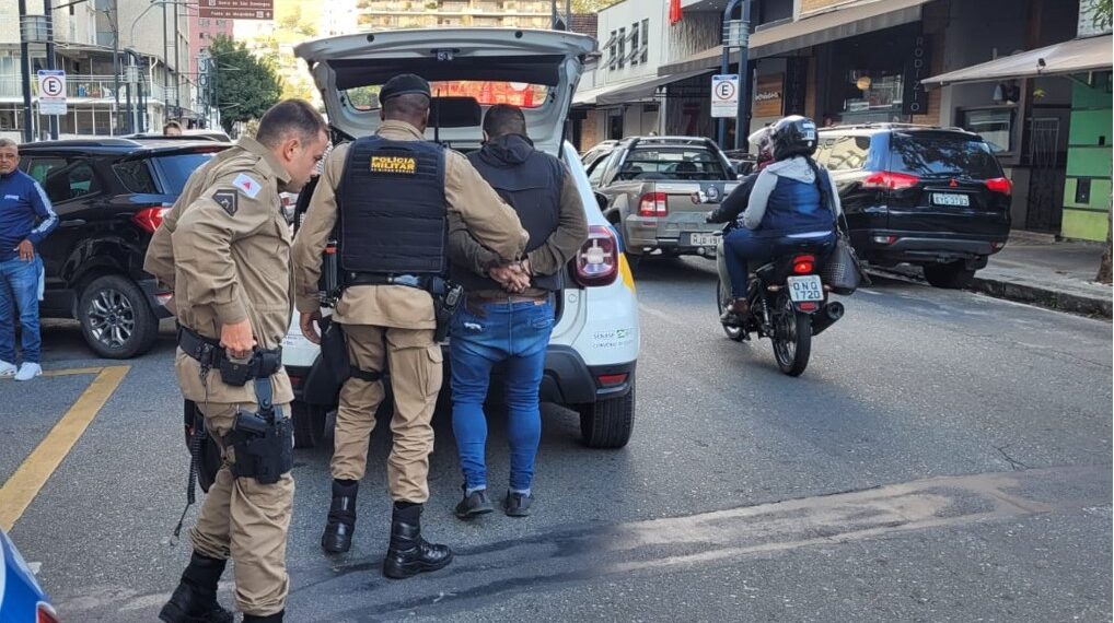 Homem em surto é contido pela PM após assustar populares com uma tesoura em Poços