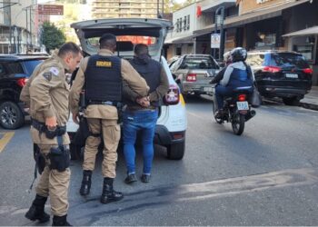 Homem em surto é contido pela PM após assustar populares com uma tesoura em Poços