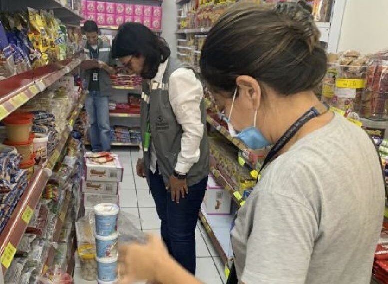 PROCON de Poços multa supermercados por venda de itens vencidos e outras irregularidades