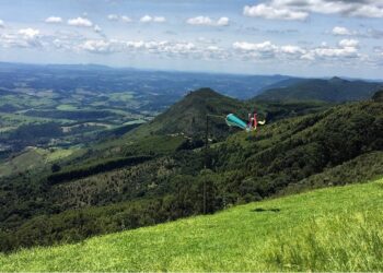 Passageiro fica ferido após pouso de paraglider em Poços de Caldas