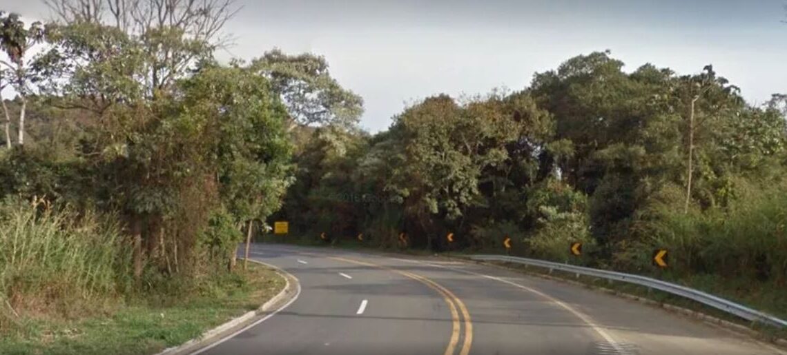 Caminhão tomba em curva e motorista morre na SP-215