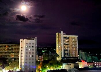 Maior superlua do ano acontece nesta quarta; entenda o que é e como observar