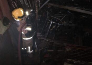 Incêndio atinge amontoado de madeiras em Poços de Caldas