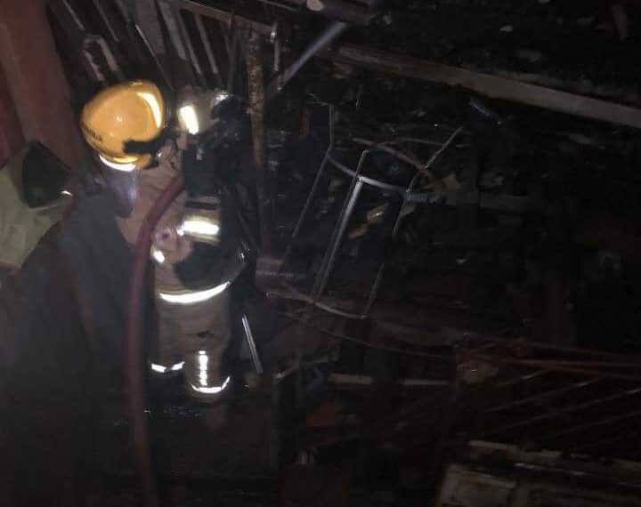 Incêndio atinge amontoado de madeiras em Poços de Caldas