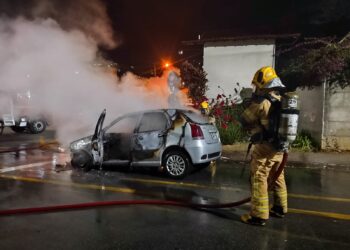 Carro pega fogo em Poços de Caldas 