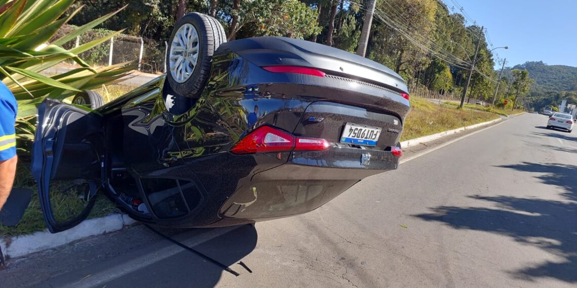 Casal sofre acidente após condutora passar mal ao volante em Poços
