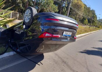 Casal sofre acidente após condutora passar mal ao volante em Poços