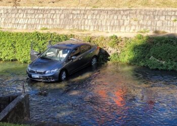 Carro cai dentro de ribeirão em Poços de Caldas