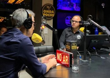 Governador de Minas Gerais participa de entrevista na Onda Poços