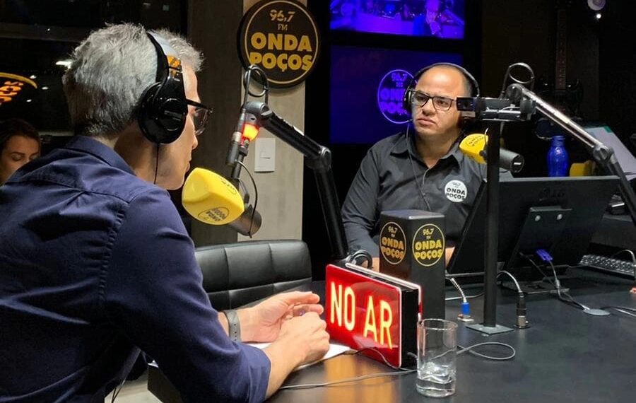 Governador de Minas Gerais participa de entrevista na Onda Poços