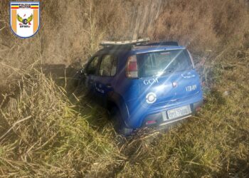Militar reformado tenta desviar de pedra e bate viatura em paredão em Santa Rita de Caldas