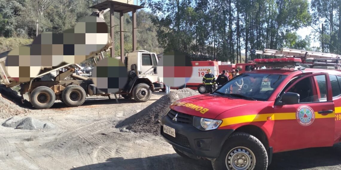 Trabalhador fica ferido após ser prensado entre caçamba e chassi de caminhão