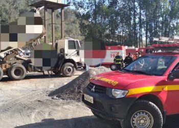 Trabalhador fica ferido após ser prensado entre caçamba e chassi de caminhão