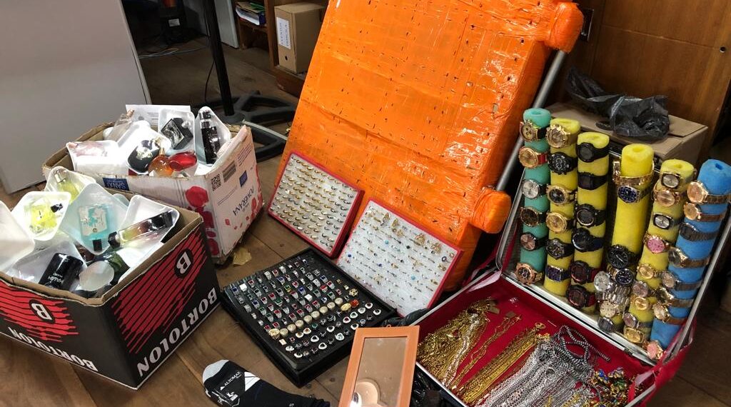 Fiscalização apreende produtos sem procedência de ambulantes em Poços