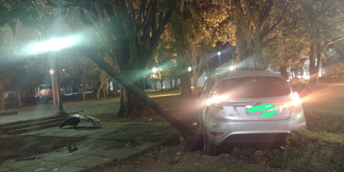 Veículo invade Praça Getúlio Vargas e danifica postes em Poços de Caldas