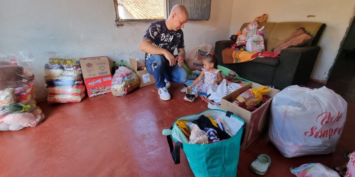 Morador de Poços de Caldas arrecada doações e entrega para família de bebê de Campestre-MG