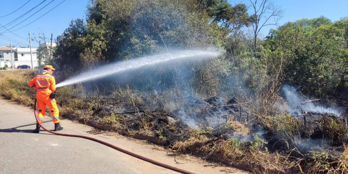 Incêndio consome 400 metros de vegetação em Poços de Caldas