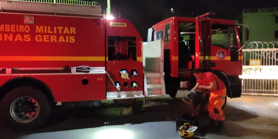 Corpo de Bombeiros combate incêndio no Complexo Santa Cruz em Poços