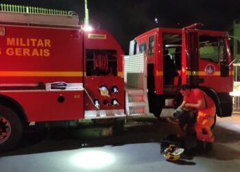 Corpo de Bombeiros combate incêndio no Complexo Santa Cruz em Poços