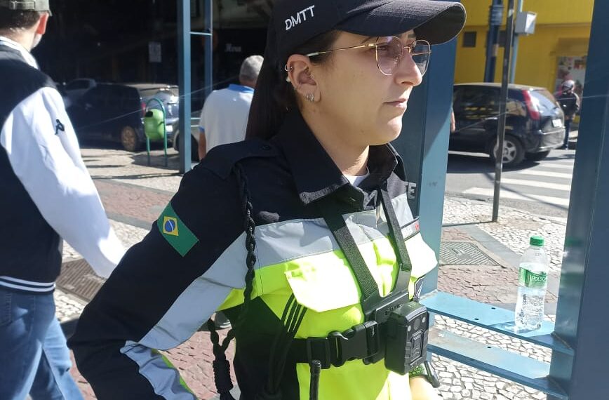 Uso de câmeras em fardas de guardas civis municipais e agentes de trânsito começa em Poços